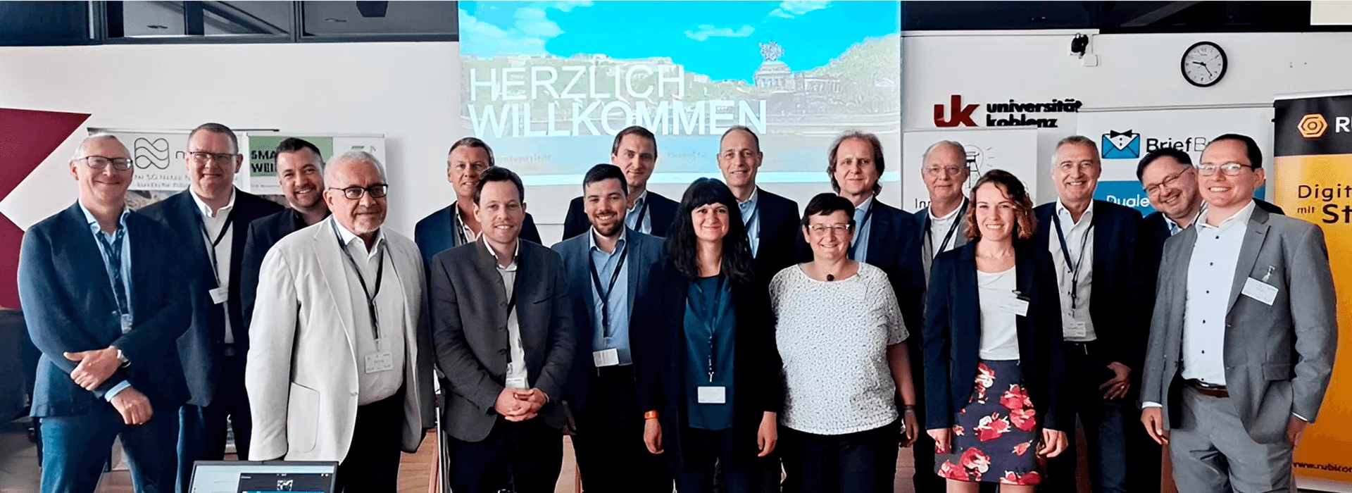 DigiLabs 2024 Gruppenfoto der Organisatoren und Partner an der Universität Koblenz, Innovation Mine Team bei E-Government Konferenz